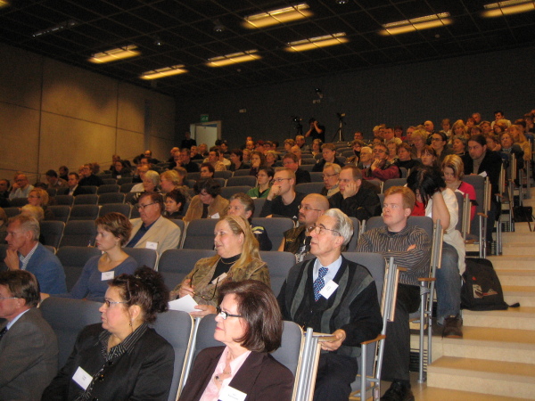 Medborgardiskussionens deltagare lyssnar till experterna.